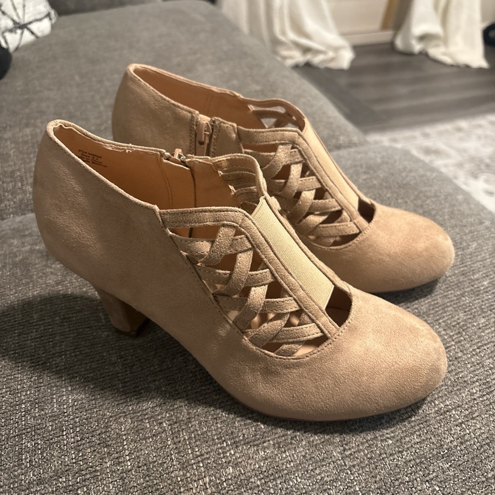 Journey collection In Tan Women's Heeled Shoes with Cut-Out Design
